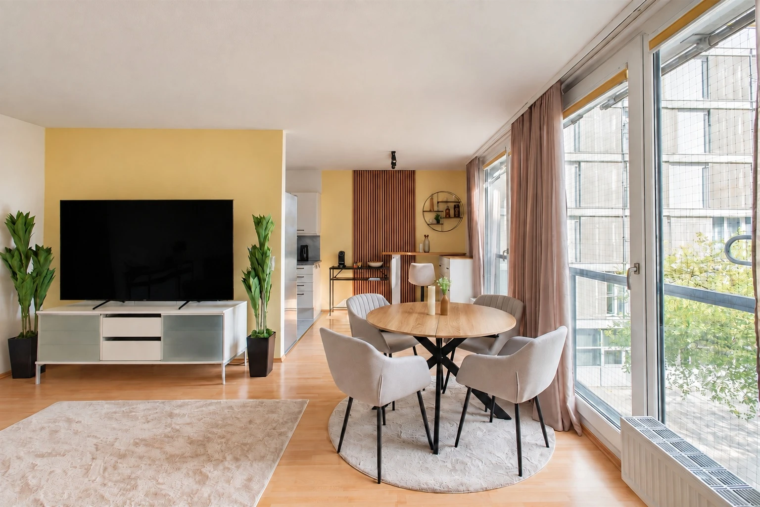 Living and dining room with access to the loggia in the Tokiostraße apartment